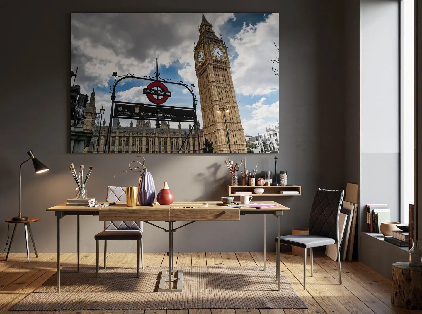 Big Ben et un panneau du métro londonien sur un mur gris foncé, dans un atelier d'artiste